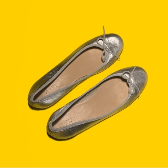 Barneys New York Shoes - 🟠 BARNEYS NEW YORK 🟠 silver calfskin ballet flats